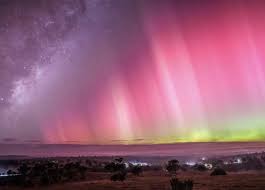 Solar Storm 2026: Mengapa Peta Aurora Kini Menunjukkan Warna Ungu di Langit Tropis?